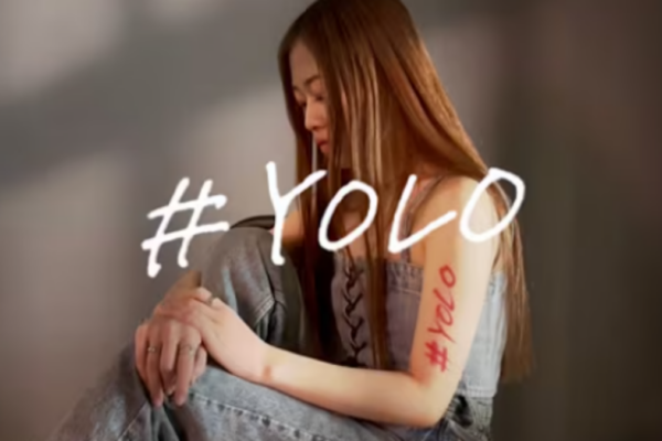 Prečo ťa „žijem len raz“ môže zruinovať – psychológovia varujú