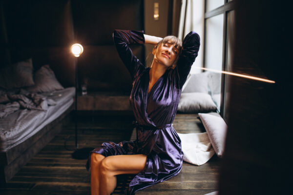 „Tichý luxus“: Nový trend, ktorý nahlas nekričí, ale mení všetko Tichý luxus: Keď štýl nepotrebuje kričať. Zdroj foto: Freepik.com
