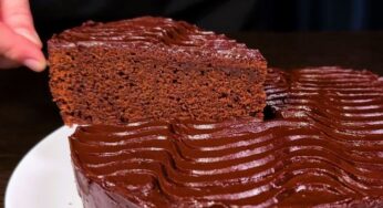 Šťavnatá kakaová torta s čokoládovou polevou – neodolateľný sladký dezert