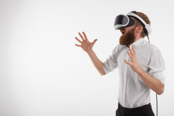 Virtuálna realita: Zábava, budúcnosť aj nečakaná terapia Nasadíš okuliare a zmeníš svet: Čo všetko dokáže VR. Zdroj foto: Freepik.com